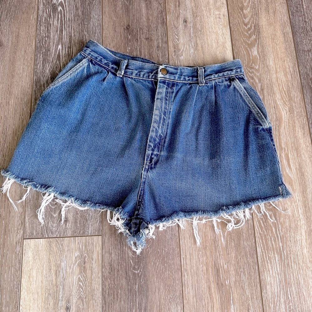 🛍️ Lord Isaacs sport distressed shorts .size. Measurements.